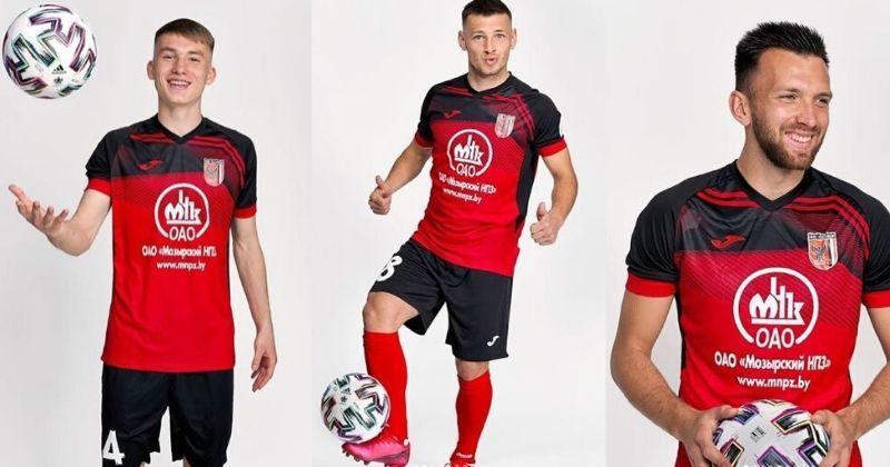 players wearing slavia mozyr away kit 2020