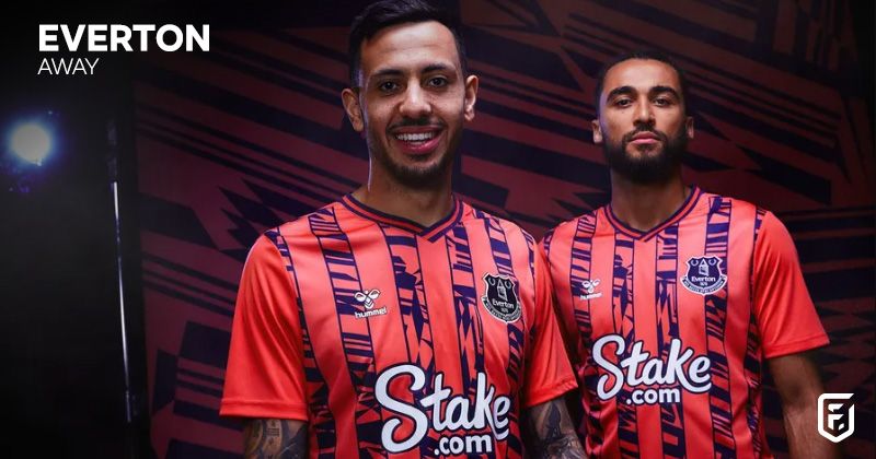 dwight mcneil and dominic calvert lewin wearing everton 2023-24 away shirt in pink and blue stripes